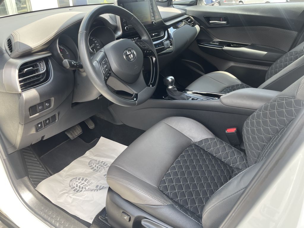 Toyota C-HR 2.0 Hybrid Lounge - Samsaru's Car Outlet