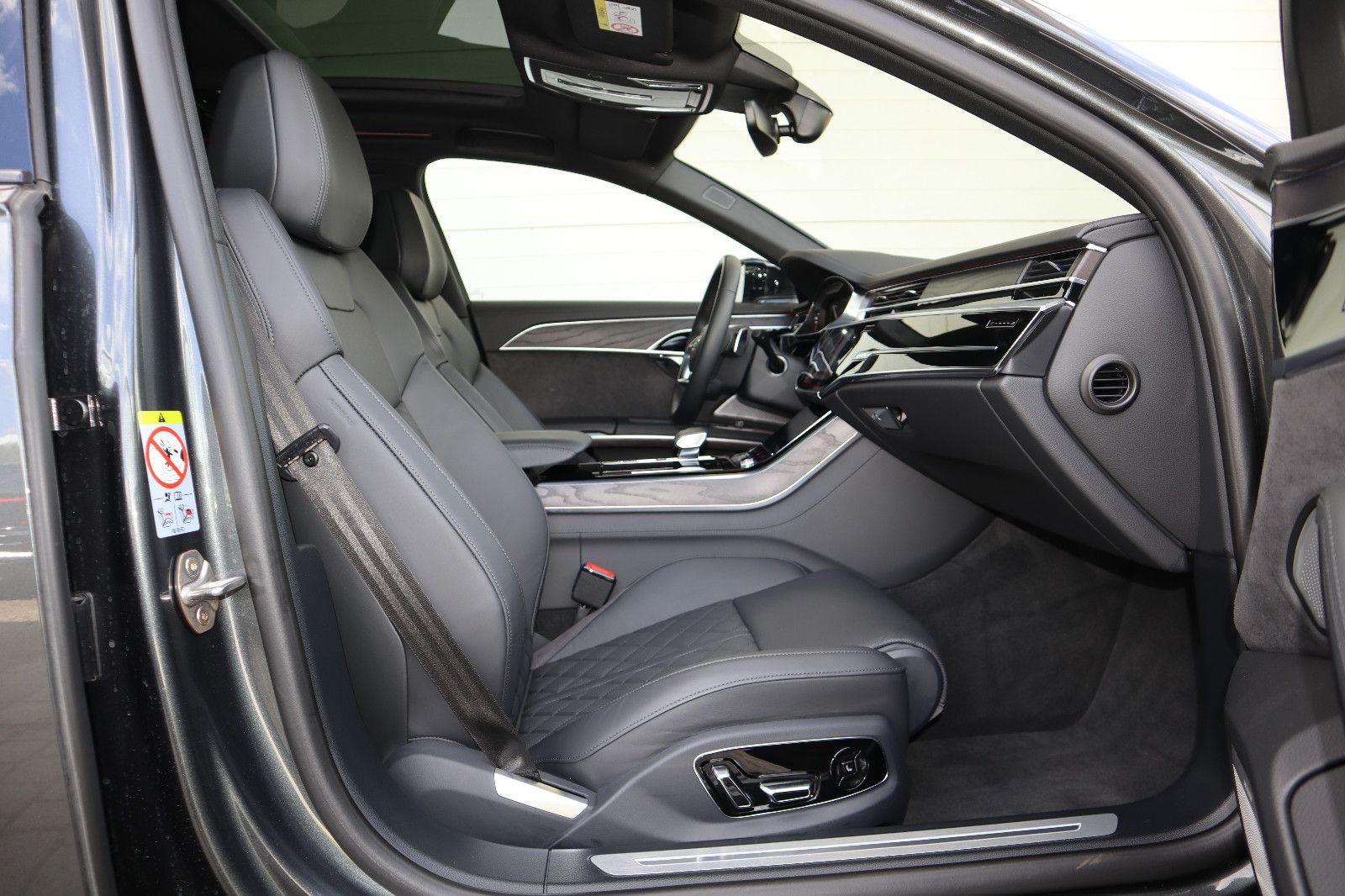 Audi A8L 60 TFSIe lang S-Line BLACK - Samsaru's Car Outlet