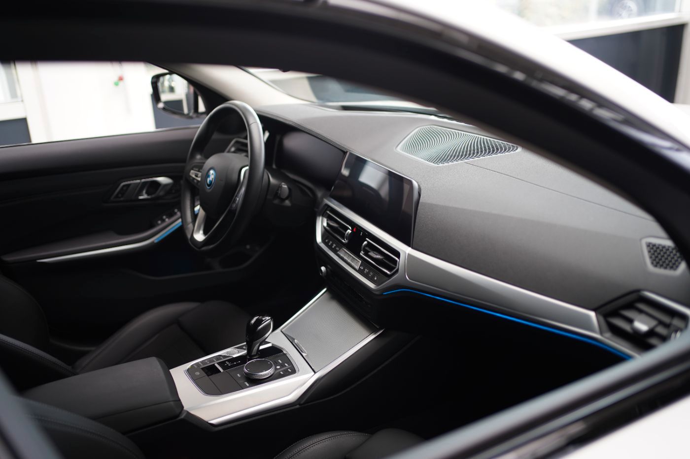 BMW 330e xDri Sport Line +HeadUp+Laserlicht+Komfortz