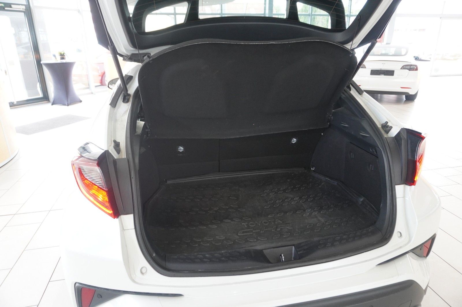 Toyota C-HR 2.0 HYBRID TEAM - Samsaru's Car Outlet