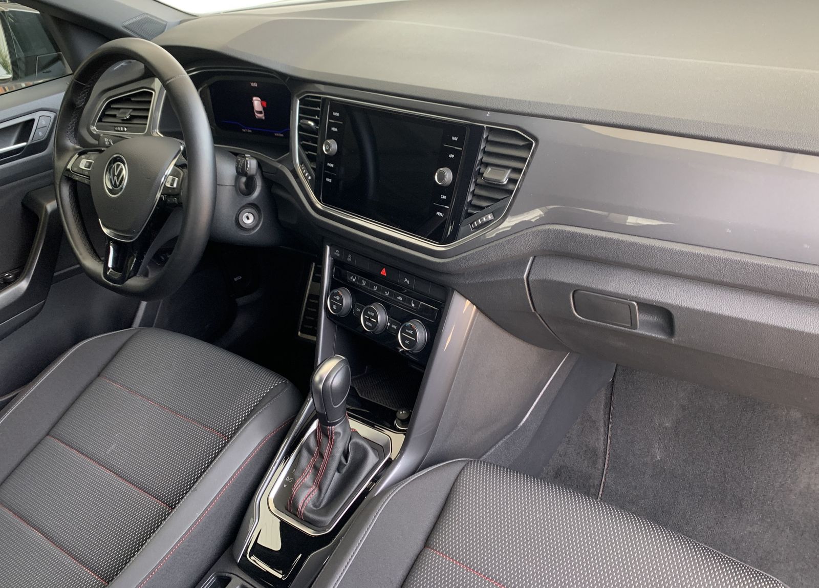 Volkswagen T-Roc 1.5 TSI Sport - Samsaru's Car Outlet