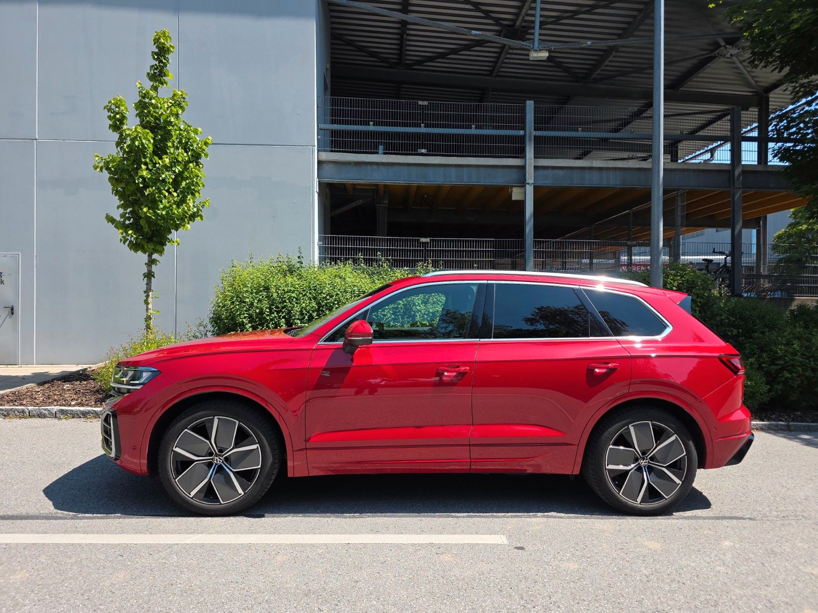 Volkswagen Touareg 3.0 TDI 4Motion R-Line - Samsaru's Car Outlet