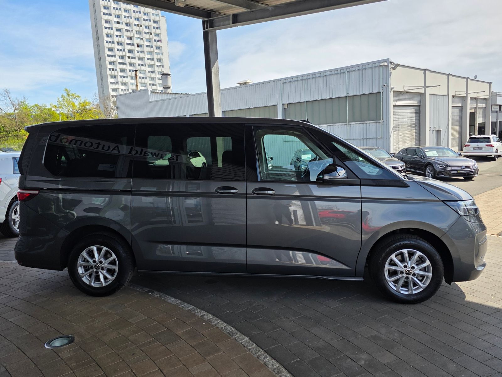 Volkswagen T7 Multivan 2.0 TDI DSG Lang - Samsaru's Car Outlet