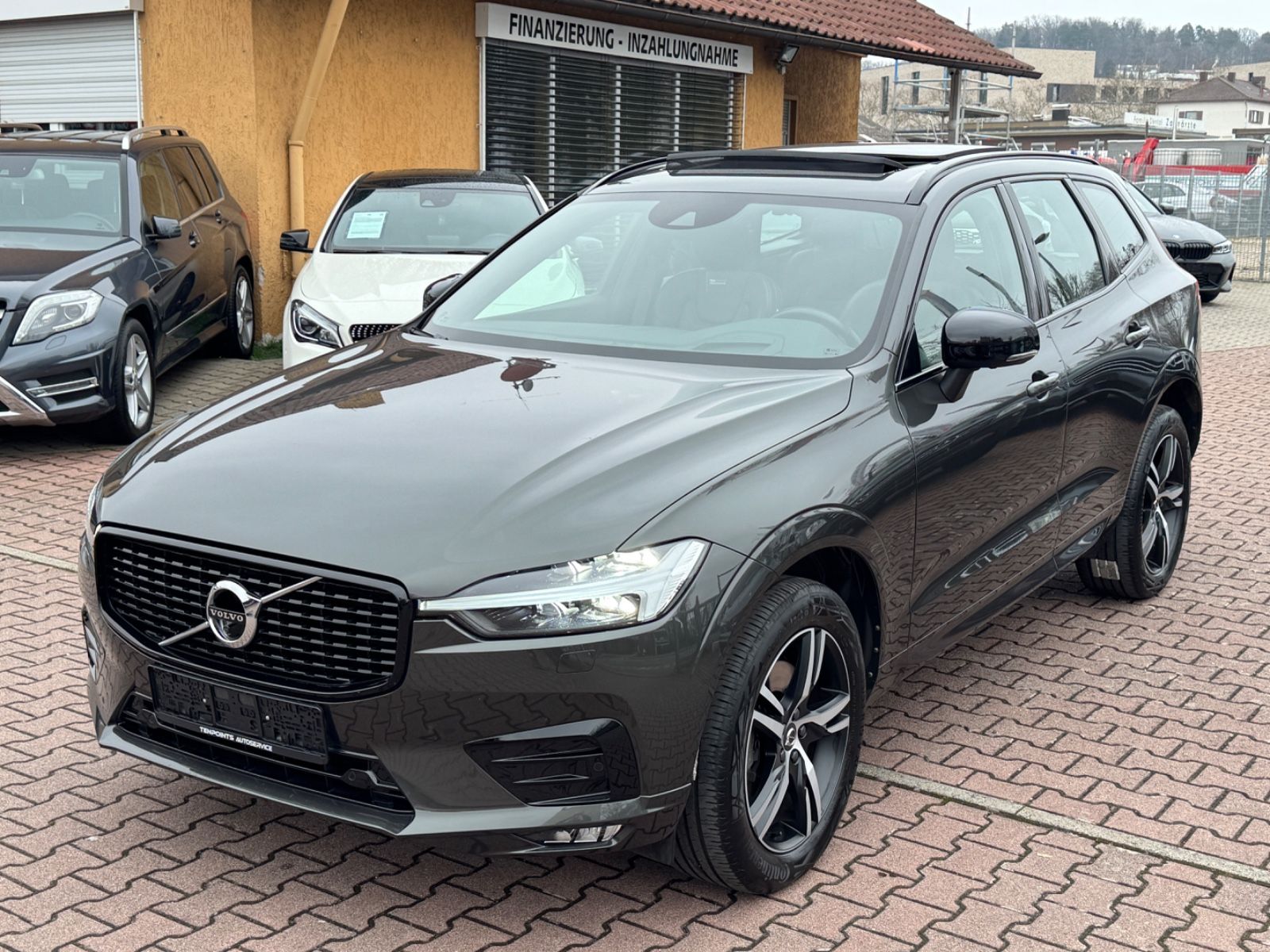 Volvo XC60 R Design AWD - Samsaru's Car Outlet