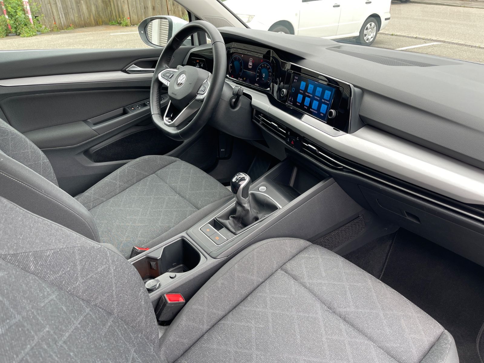 Volkswagen Golf VIII 2.0 TDI Life - Samsaru's Car Outlet