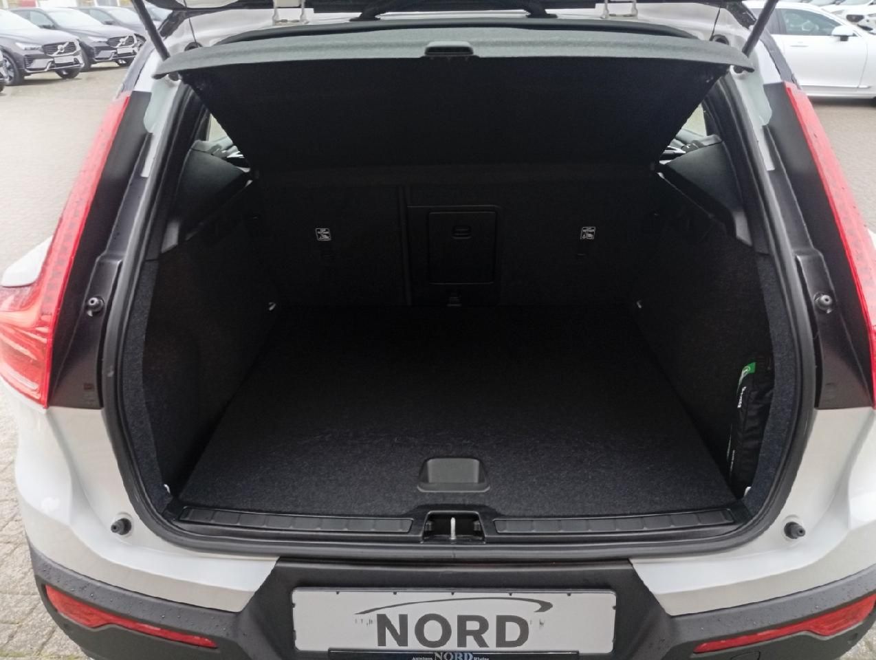 Volvo XC40 Twin Core Pure Electric AWD/AHK/GJR/Wärmepu