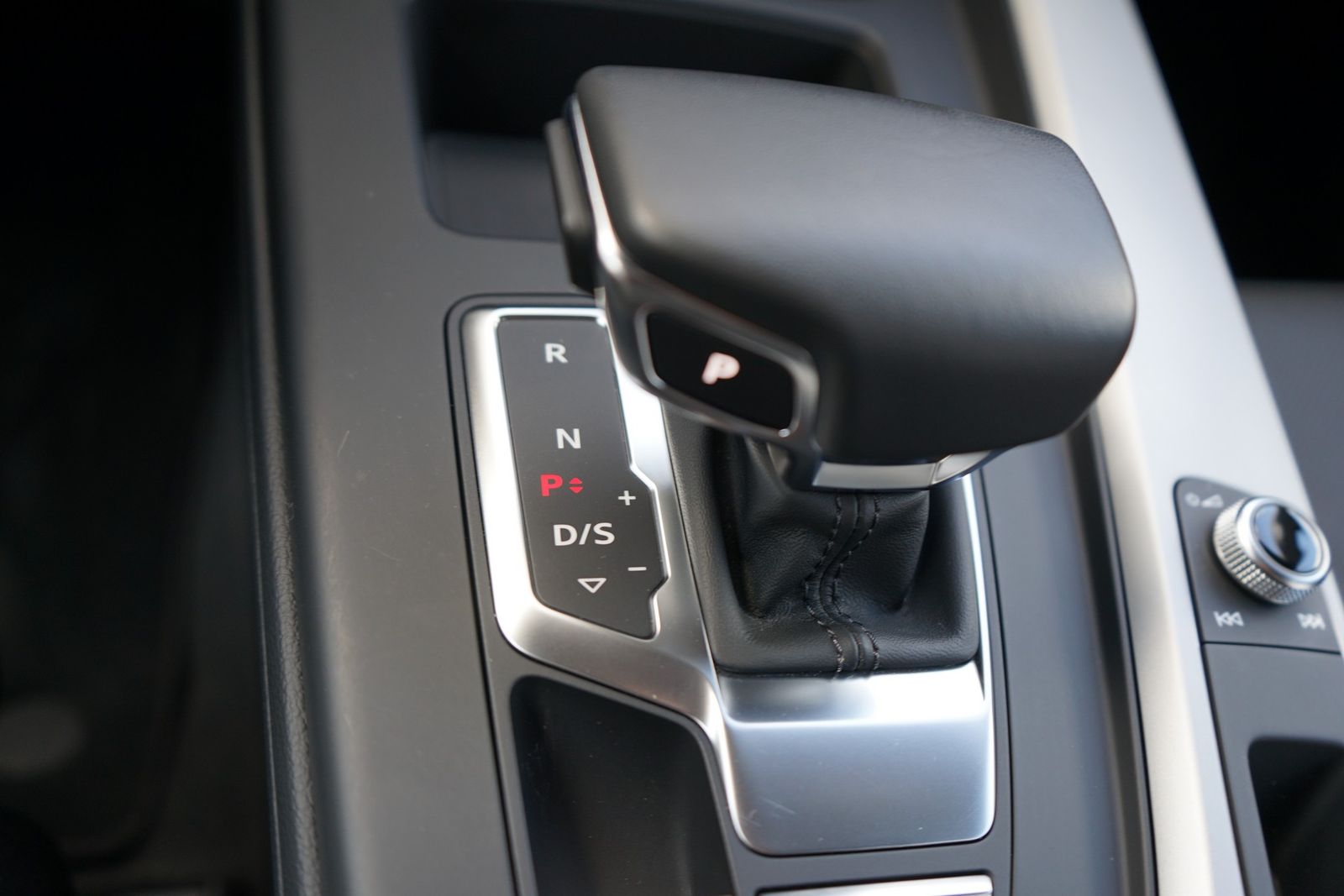 Audi A4 Avant 40 TFSI S line - Samsaru's Car Outlet