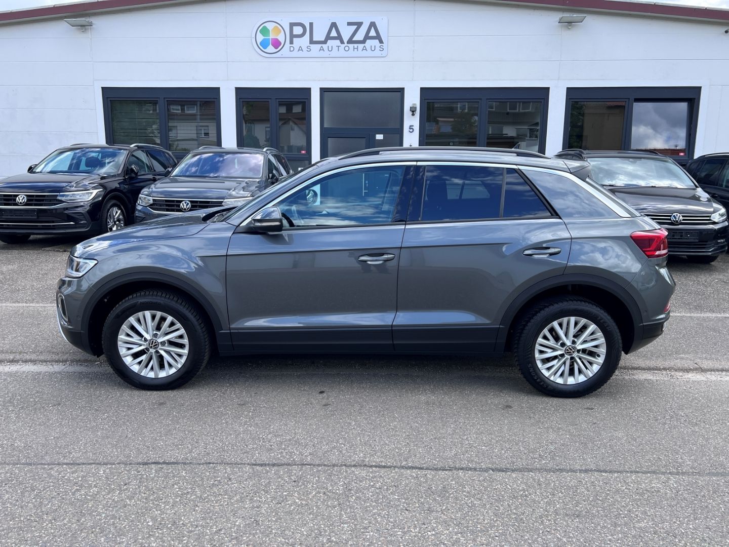 Volkswagen T-Roc 1.0TSI Life - Samsaru's Car Outlet