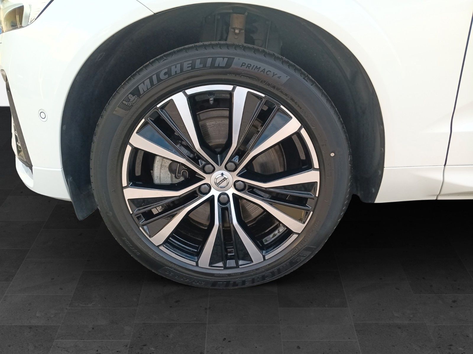 Volvo XC60 B5 AWD Plus Dark - Samsaru's Car Outlet