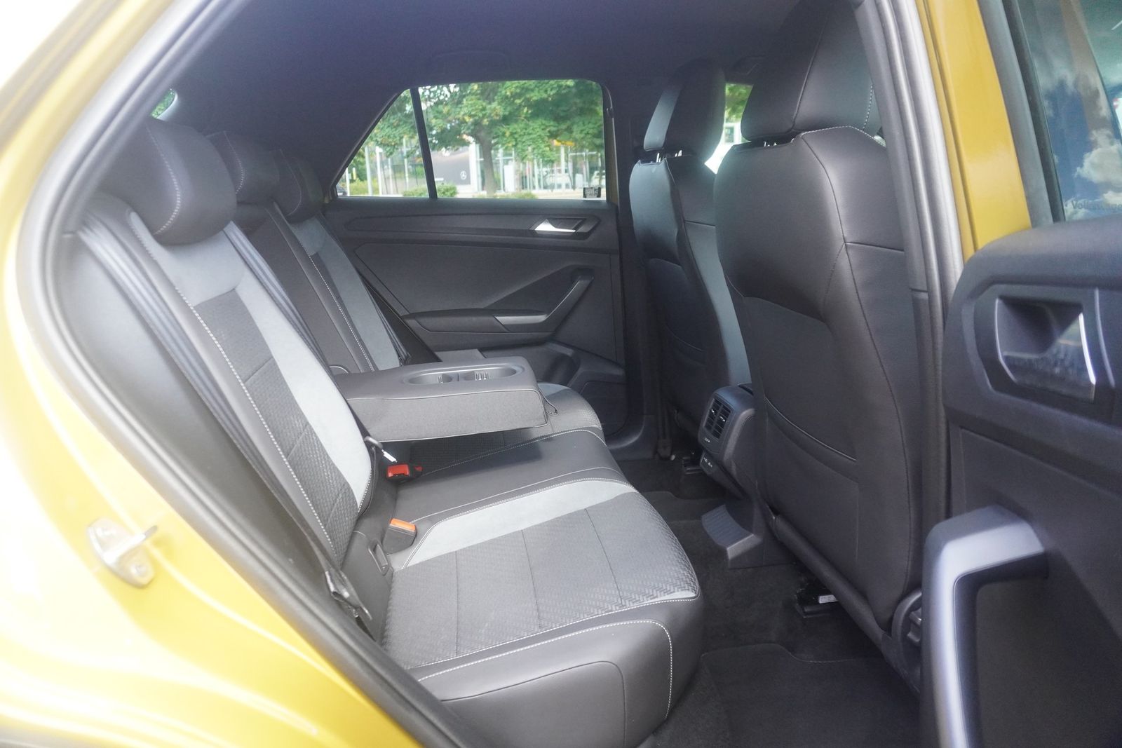 Volkswagen T-Roc 2.0 TSI R 4Motion DSG - Samsaru's Car Outlet
