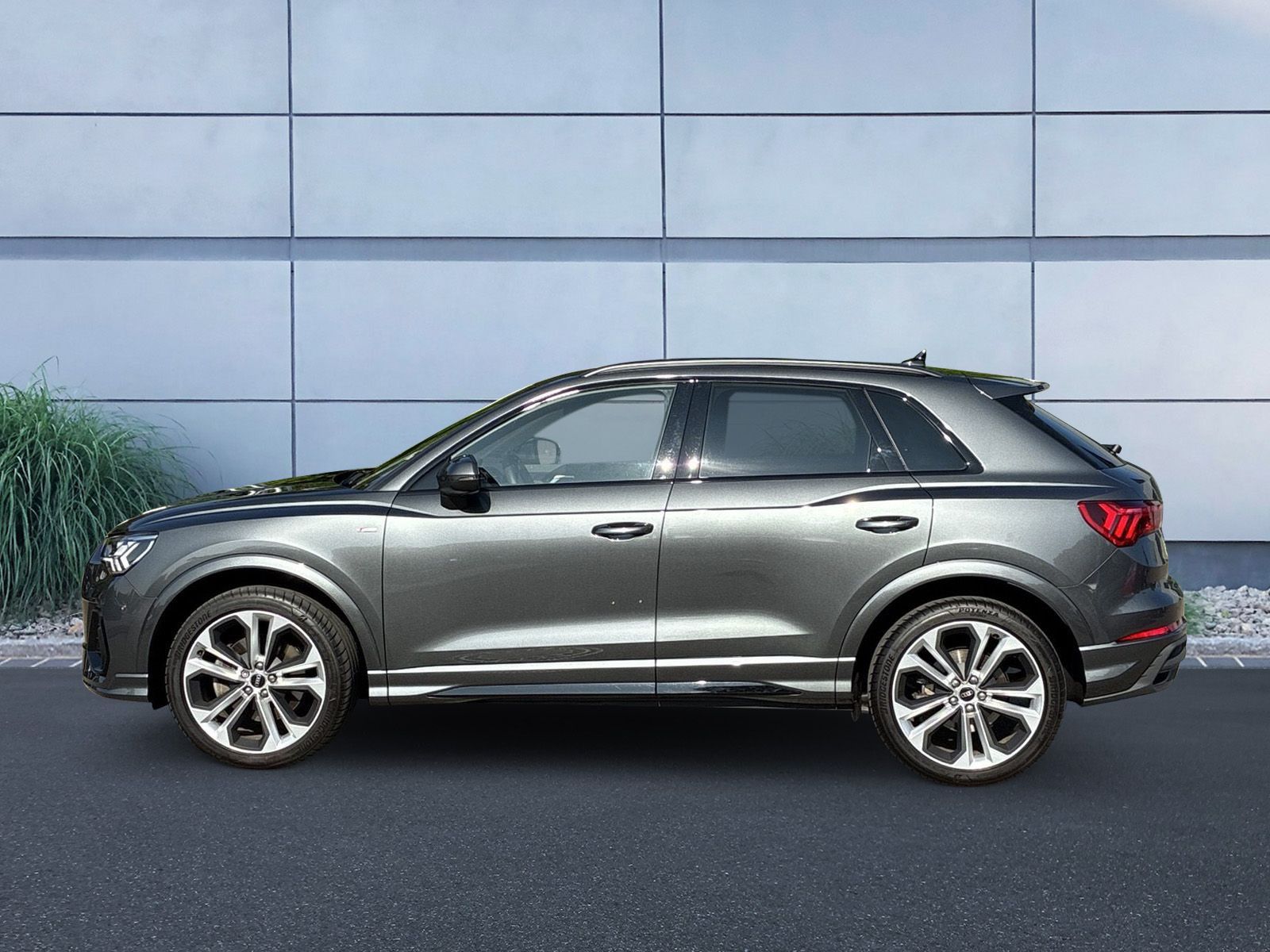 Audi Q3 40 TFSI quattro S line - Samsaru's Car Outlet