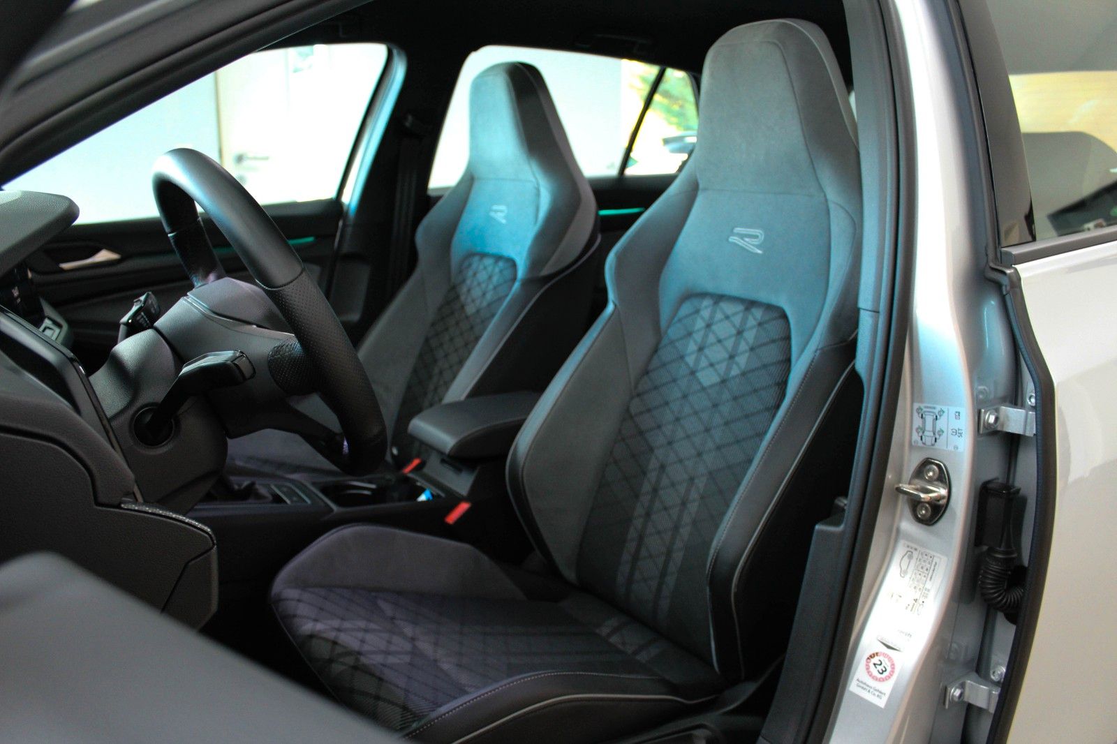 Volkswagen Golf VIII R-Line - Samsaru's Car Outlet
