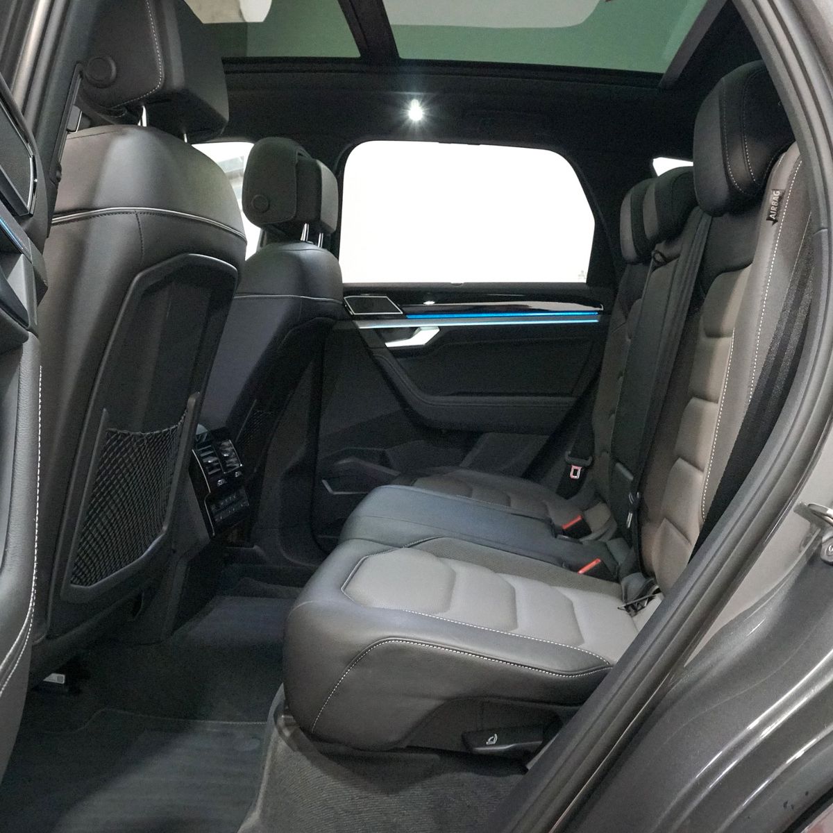 Volkswagen Touareg 3.0 TSI R-Line 4Motion - Samsaru's Car Outlet