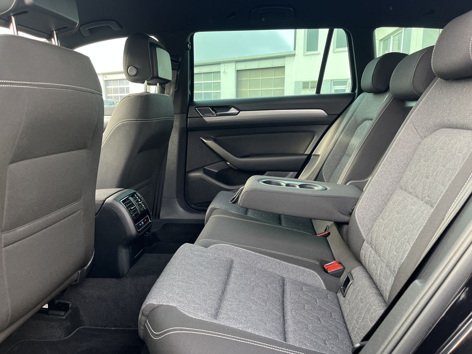 Volkswagen Passat Variant 2.0 TDI DSG 4Motion Business 188€