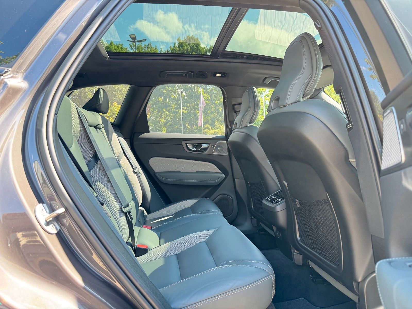 Volvo XC60 B5 D AWD R-DESIGN - Samsaru's Car Outlet