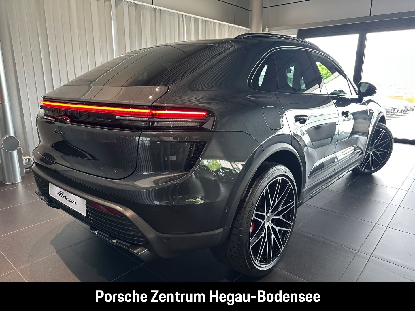 Porsche Macan Turbo/Electric Sport/Hinterachslenkung/Mat