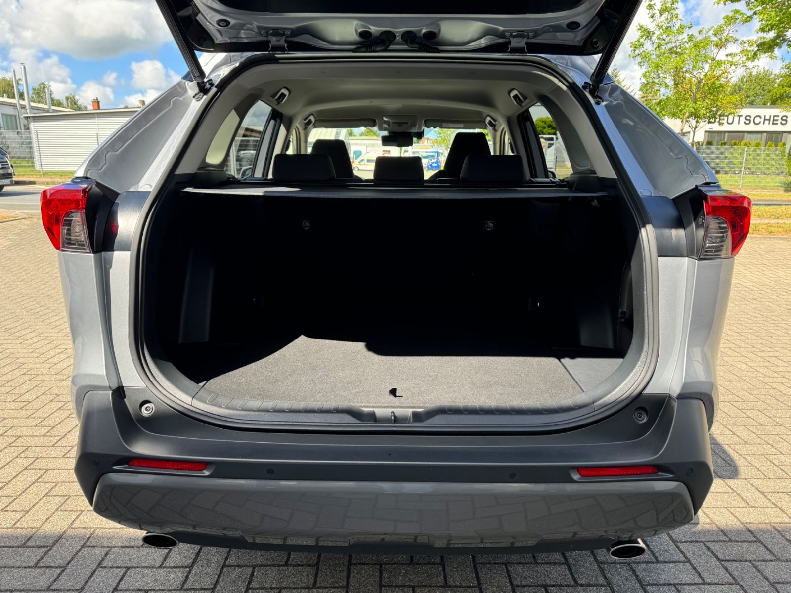 Toyota RAV4 Hybrid 4x2 - Samsaru's Car Outlet