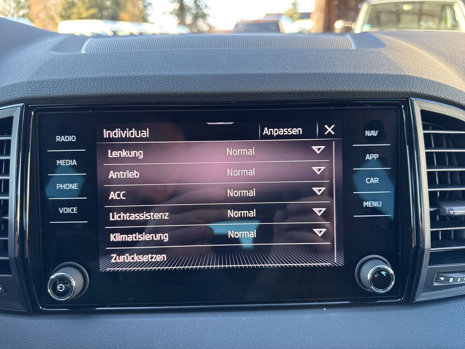Skoda Karoq Sportline 4x4TDI AHK LED Matrix Gar. 360 G
