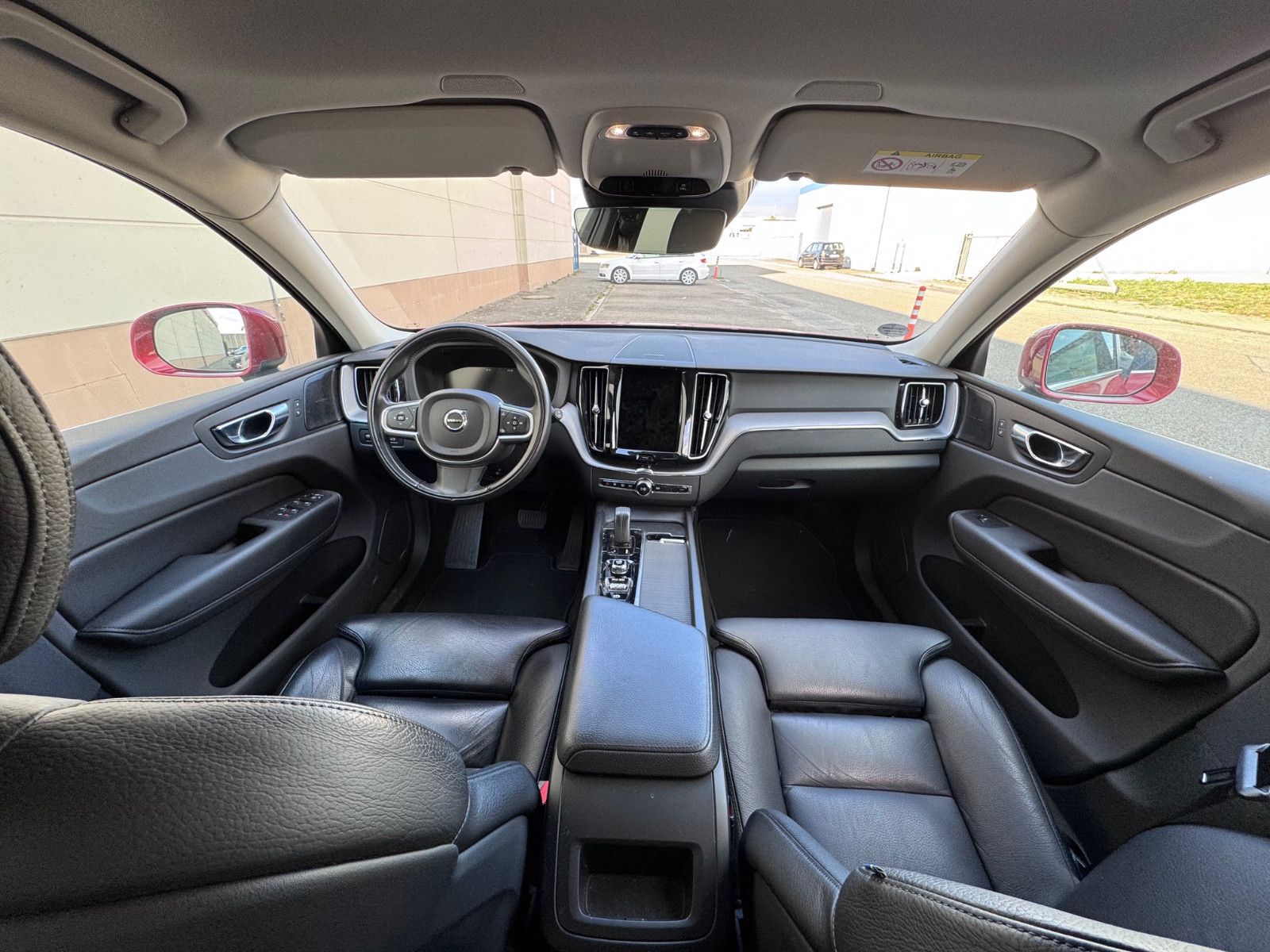 Volvo XC60 B4 Momentum Pro AWD - Samsaru's Car Outlet