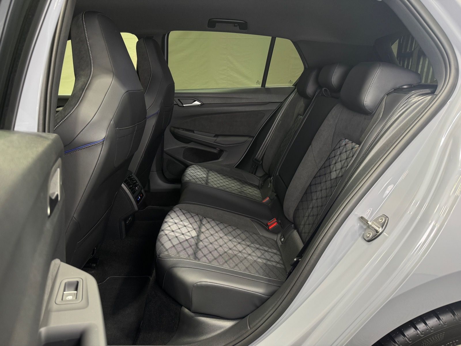 Volkswagen Golf R-Line 1.5 eTSI DSG | LED NAVI 360°KAMERA