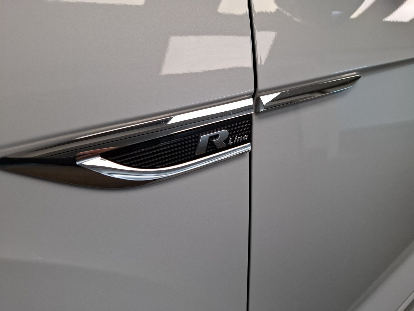 Volkswagen T-Roc 1.5 TSI Sport R-Line - Samsaru's Car Outlet