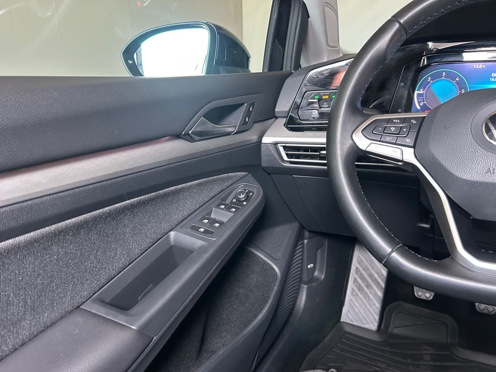 Volkswagen Golf Variant Life 2.0 TDI - Samsaru's Car Outlet