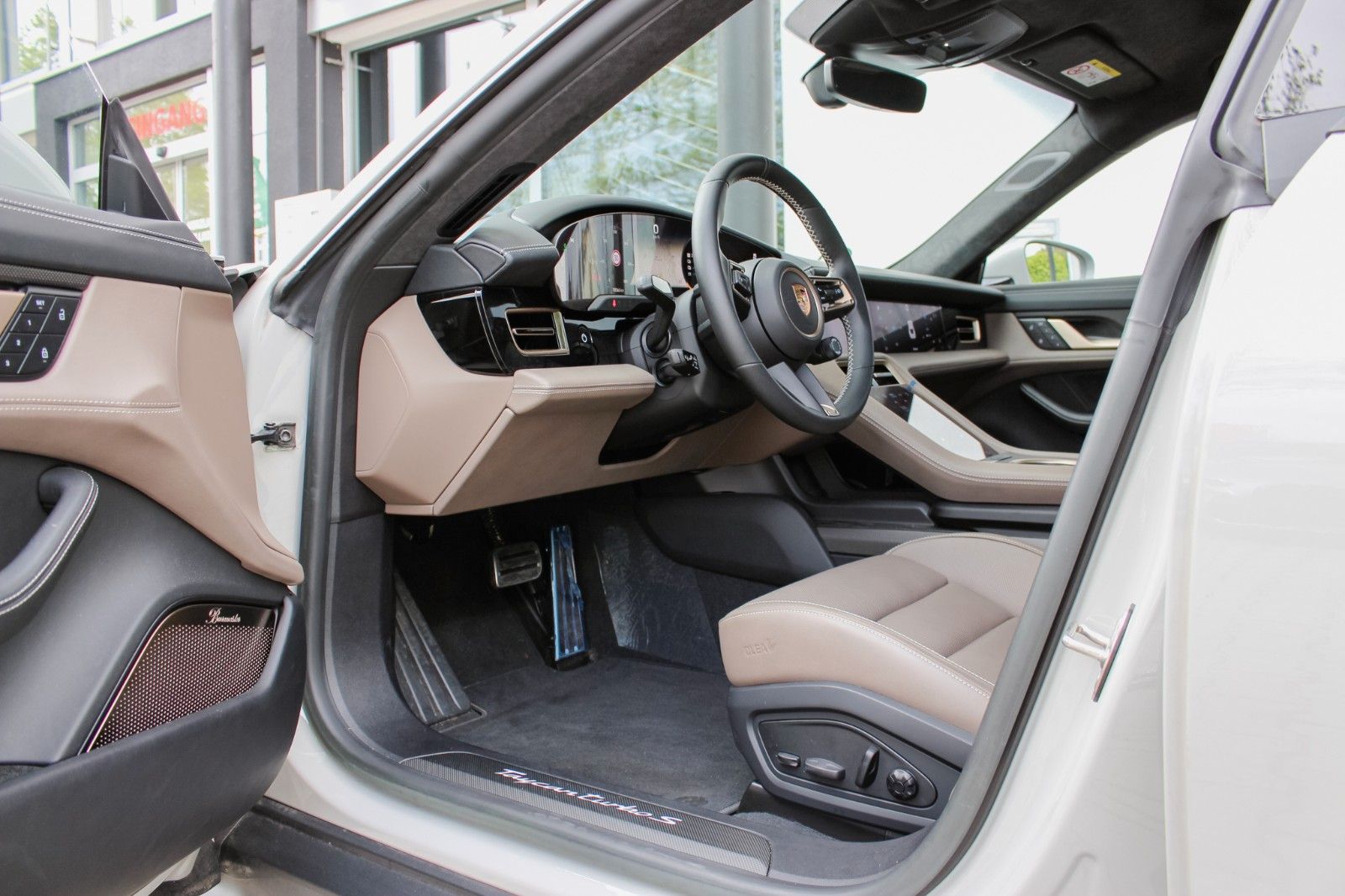Porsche Taycan Turbo S / ENTERTAINMENT / BEIFAHRER DISP.
