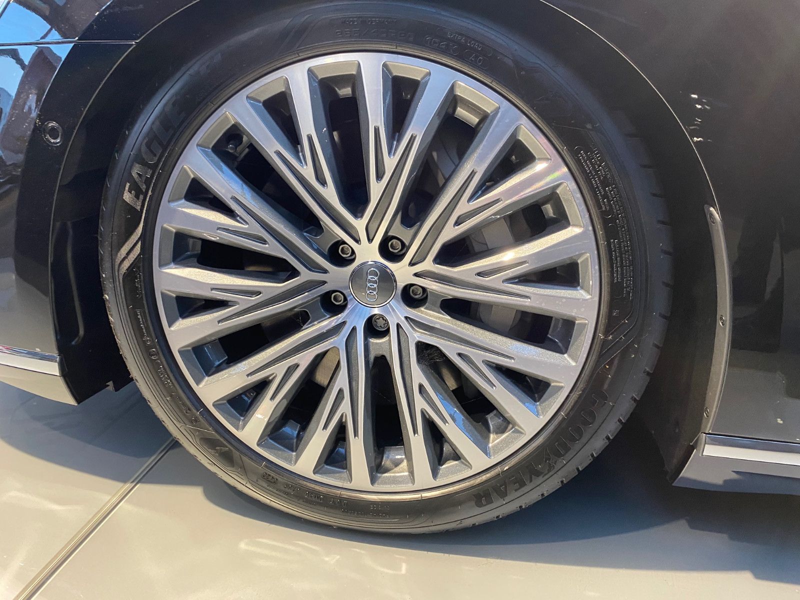Audi A8 60 TFSI e quattro - Samsaru's Car Outlet