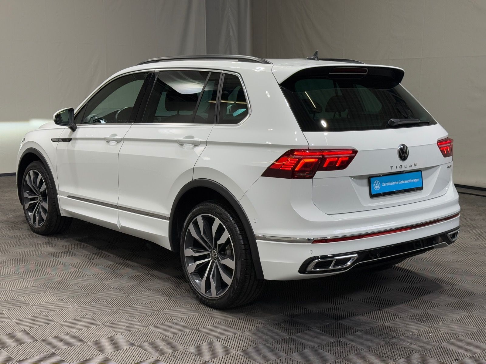 Volkswagen Tiguan R-Line 2.0 TDI DSG 4M - Samsaru's Car Outlet