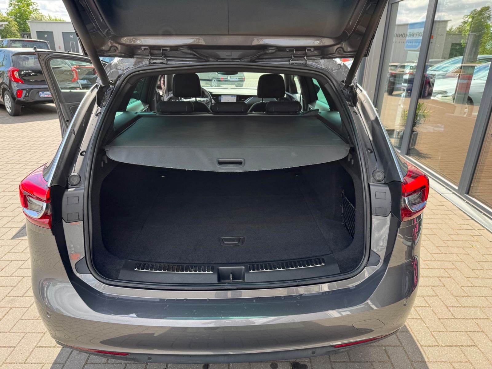 Opel Insignia B Sports Tourer Business - Samsaru's Car Outlet