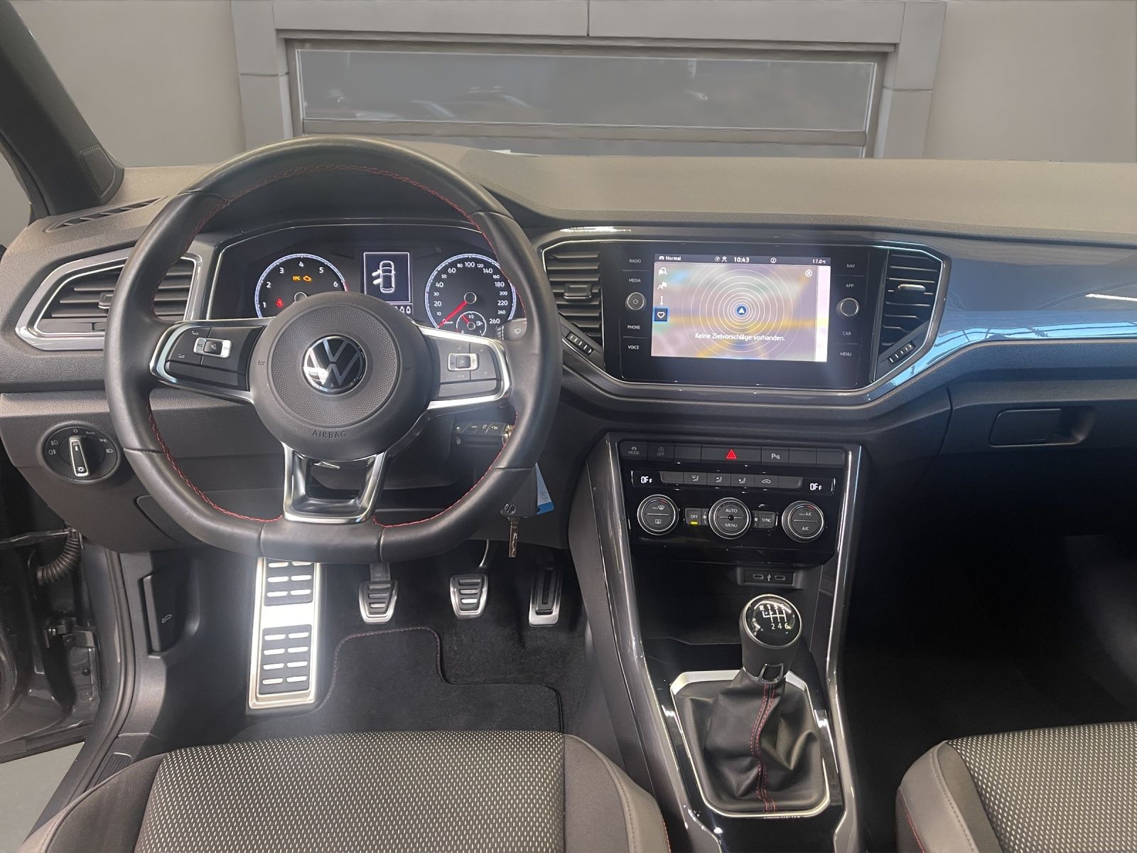 Volkswagen T-Roc 1.5 TSI Sport - Samsaru's Car Outlet