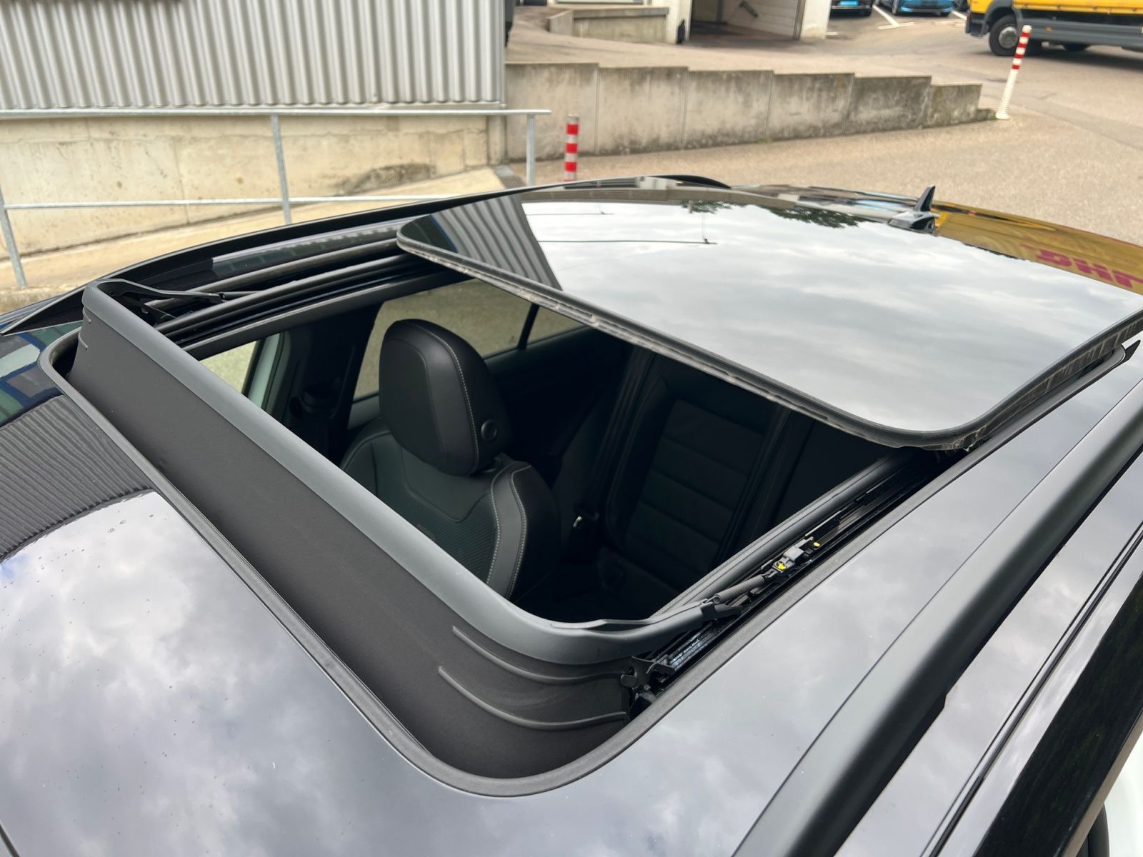 Volkswagen T-Roc 2.0TSI R-Line 4M DSG - Samsaru's Car Outlet