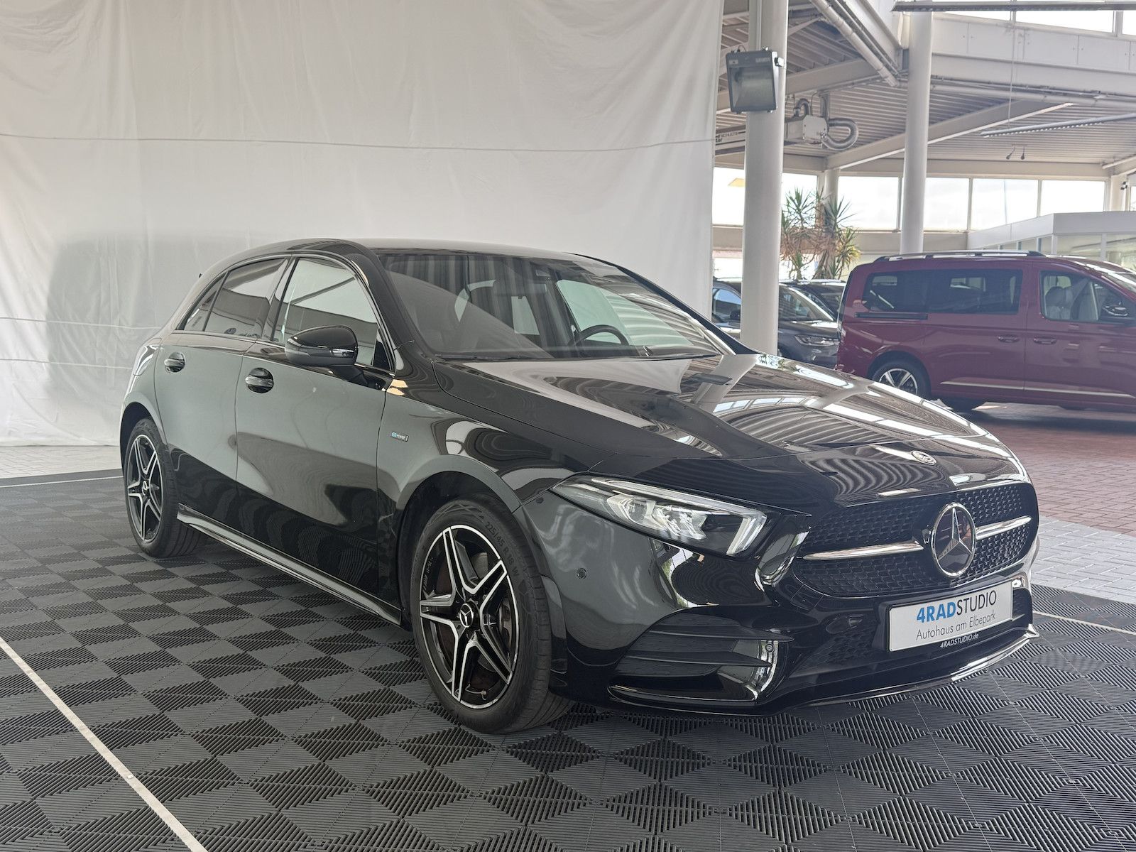 Mercedes-Benz A 250 e AMG-LINE - Samsaru's Car Outlet