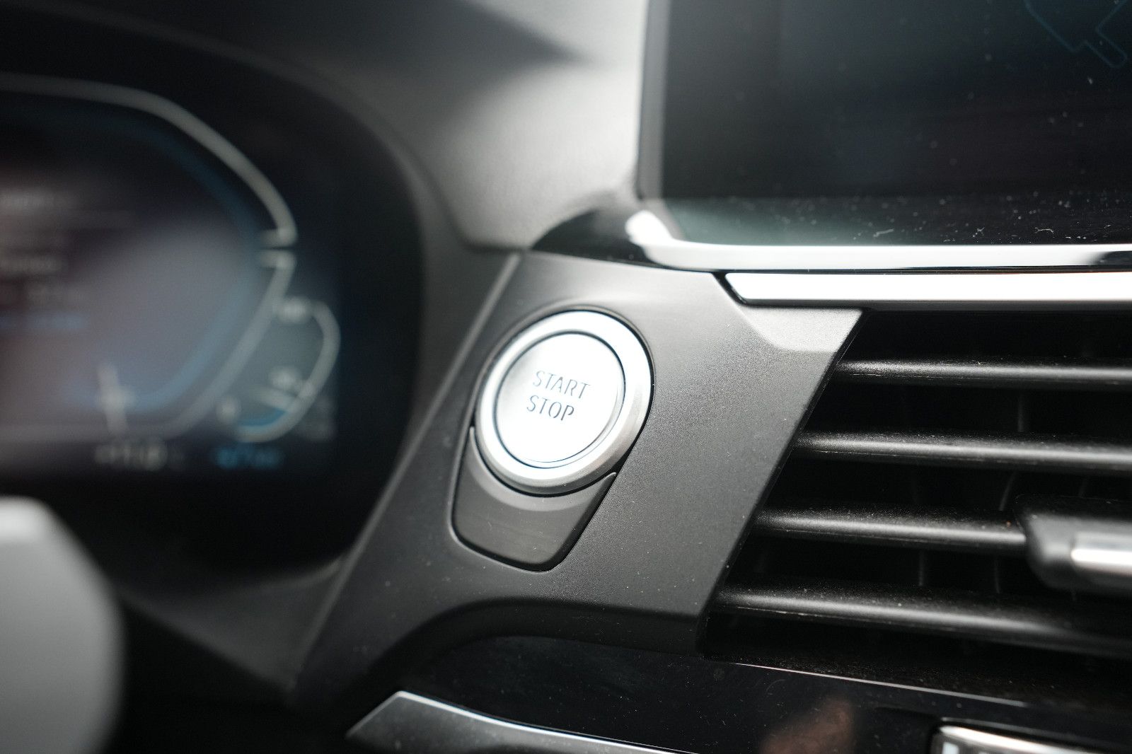 BMW X3 30e X Line xDrive*LED*AHK*PANO*NAV*HEADUP*