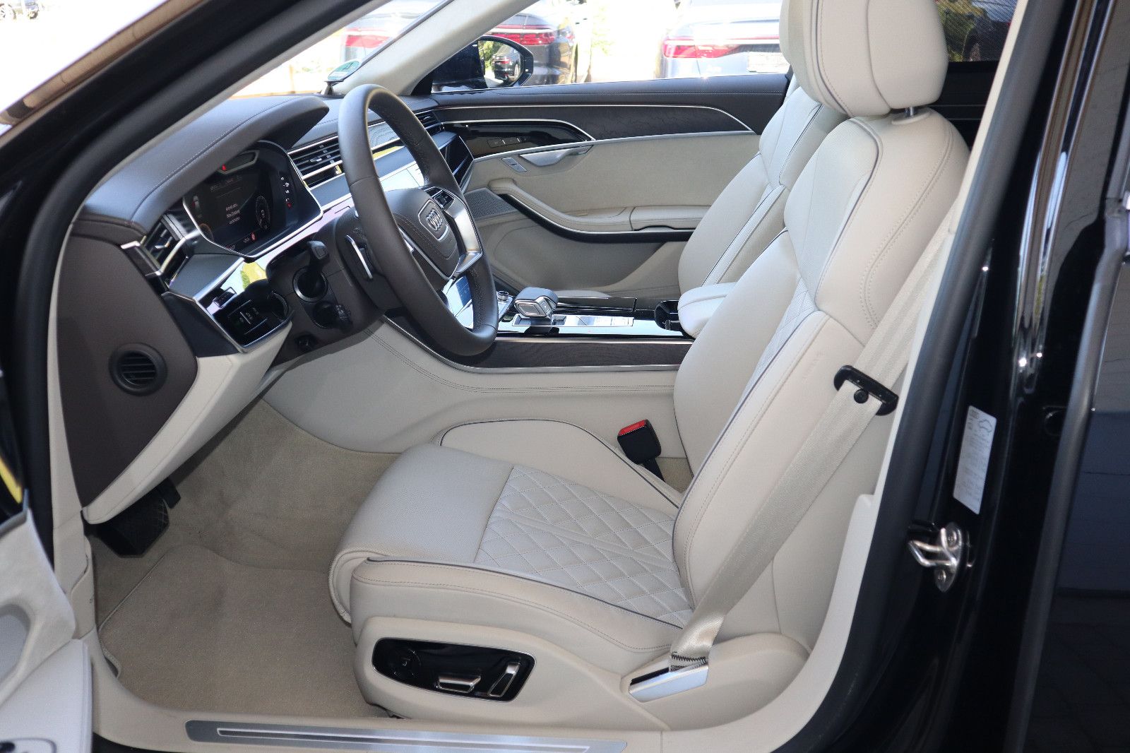 Audi A8L 60 TFSIe lang - Samsaru's Car Outlet