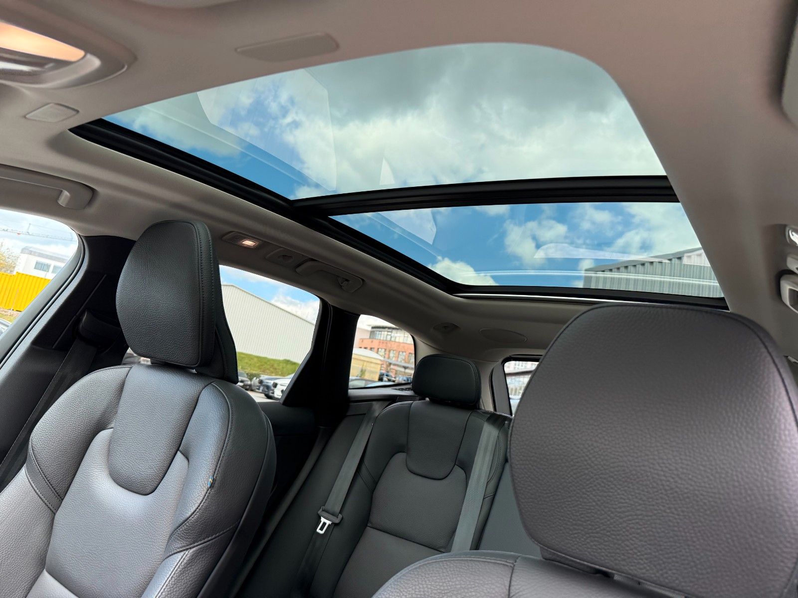 Volvo XC60 B4 AWD ULTIMATE DARK+STANDHZG+AHK+22"+LEDER