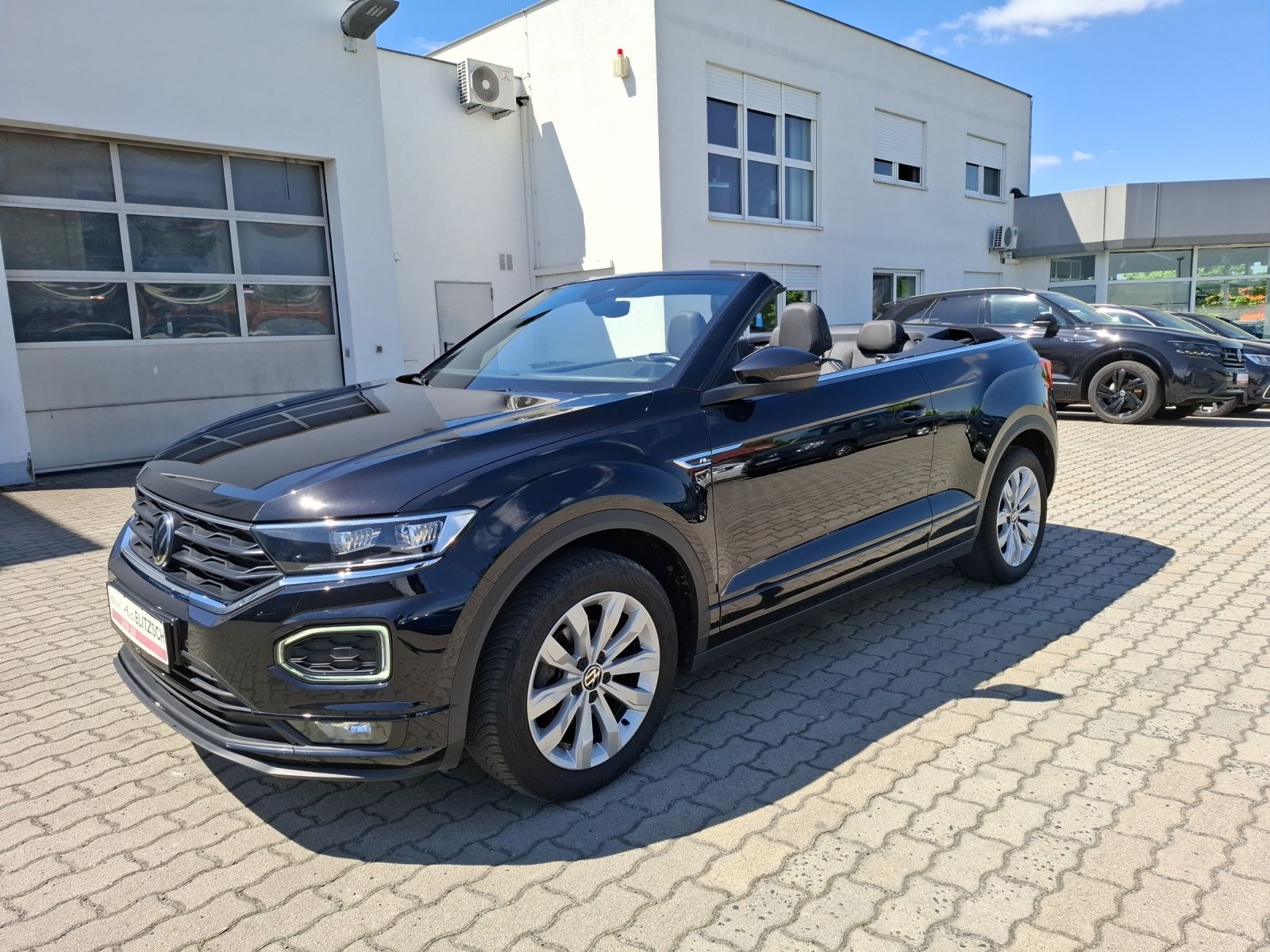 Volkswagen T-Roc TSI R-line DSG - Samsaru's Car Outlet