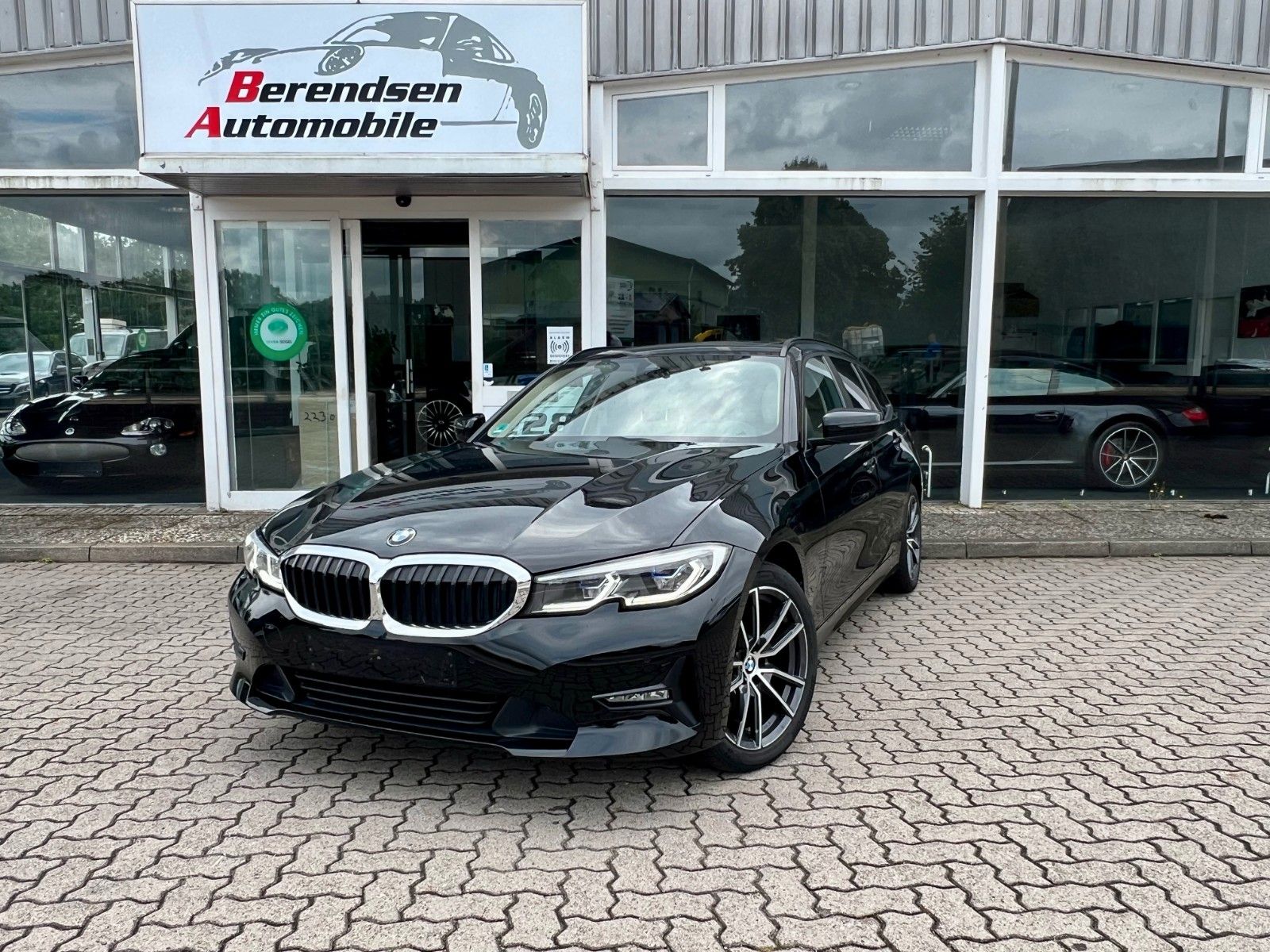 BMW 320i - Samsaru's Car Outlet