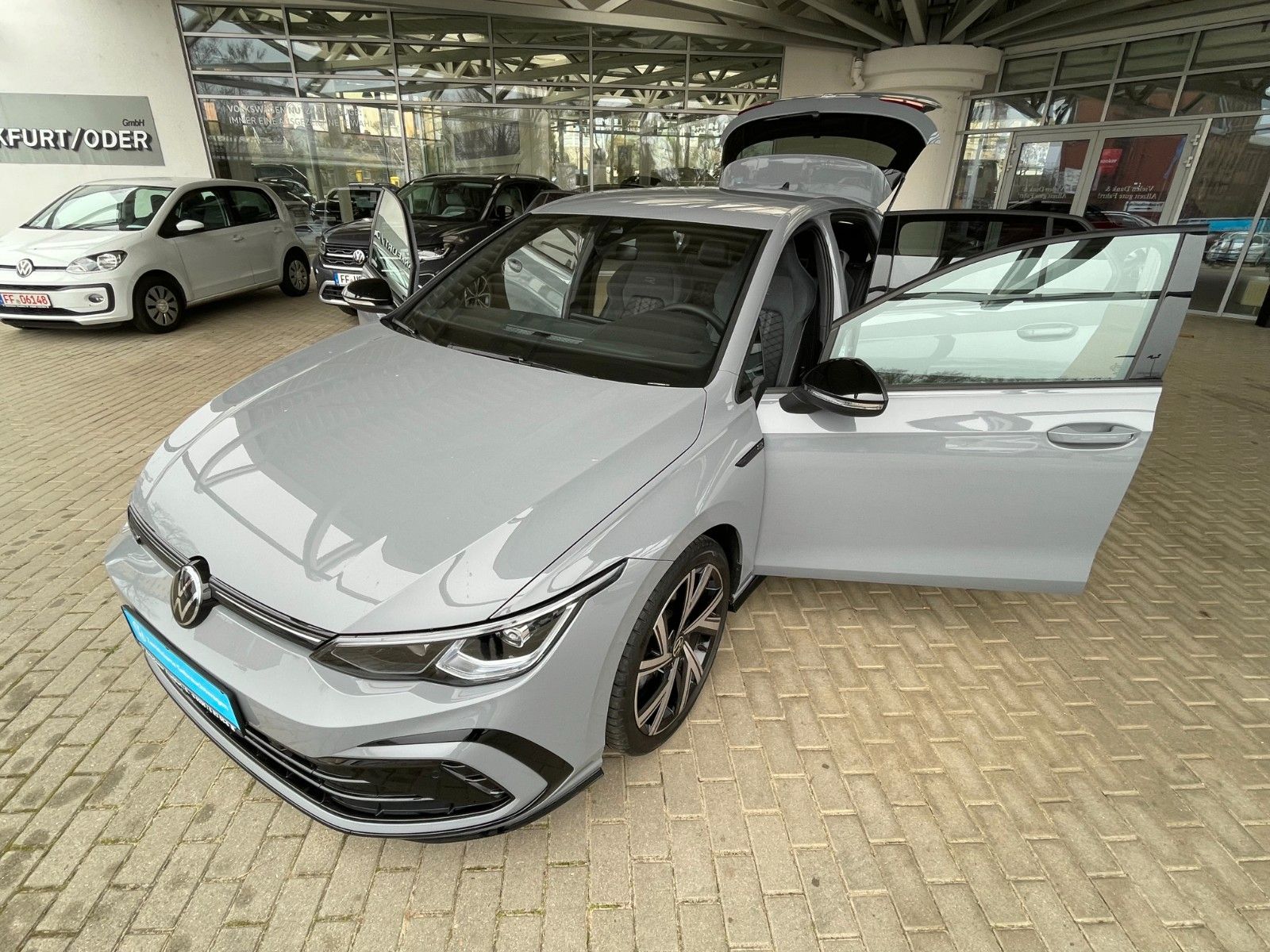 Volkswagen Golf VIII R-Line 2.0 TDI DSG - Samsaru's Car Outlet