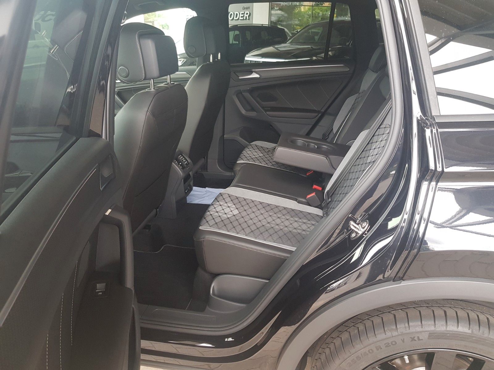 Volkswagen Tiguan 2.0 TDI SCR 4MOTION R-Line - Samsaru's Car Outlet