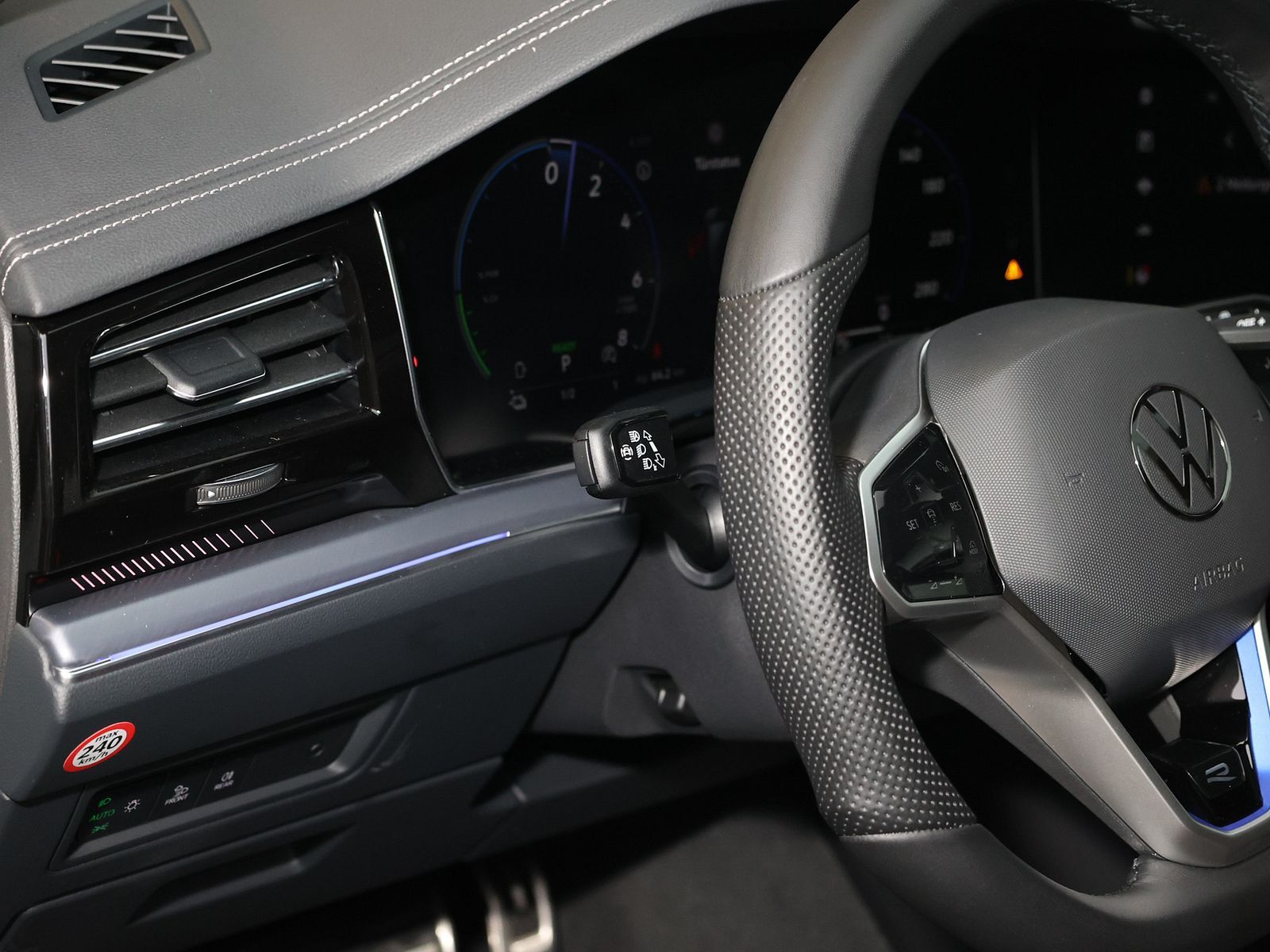 Volkswagen Touareg R 3.0 TSI R Plug-In - Samsaru's Car Outlet