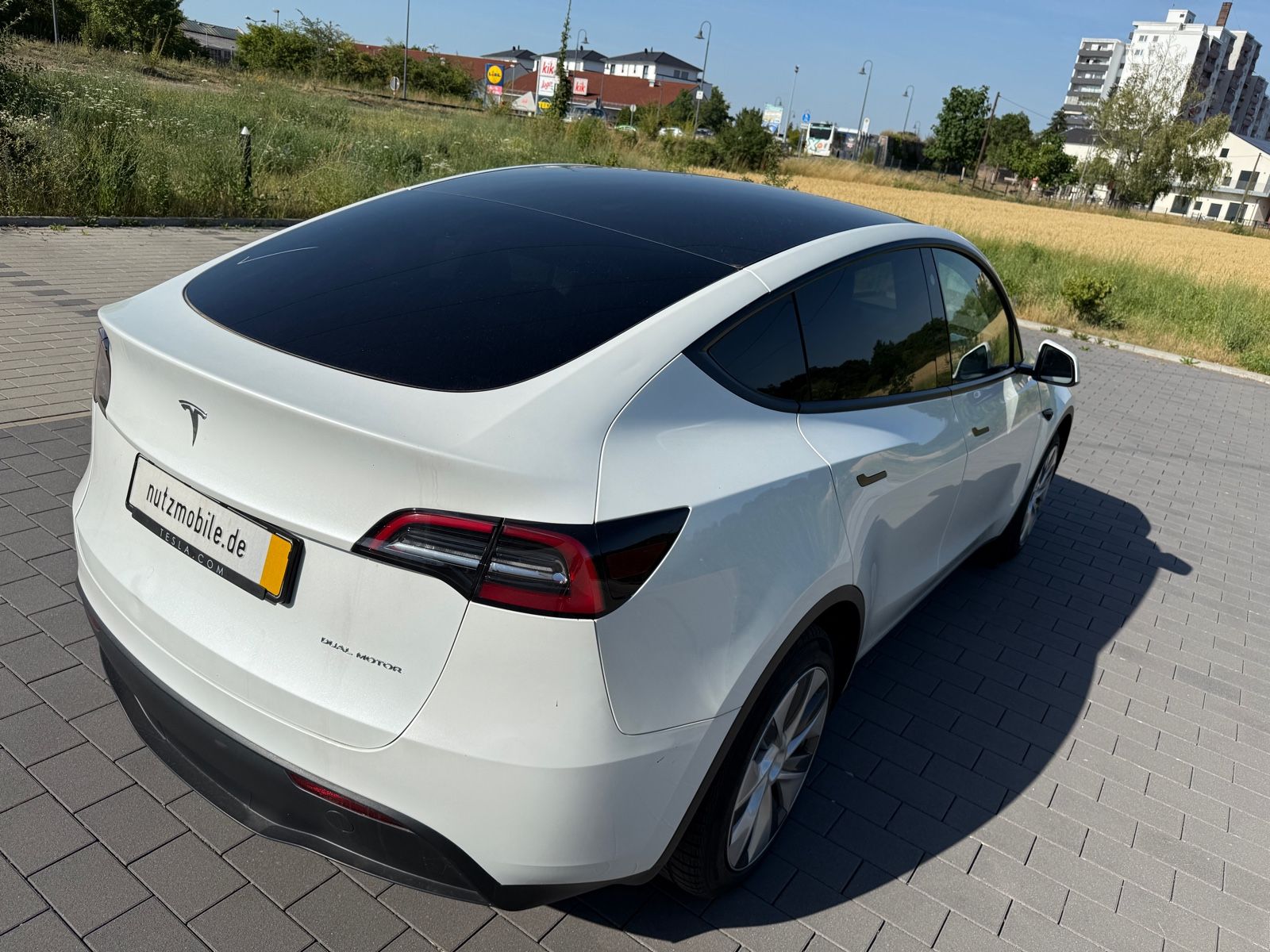 Tesla Model Y Long Range Dual AWD 8-fach bereift HW3