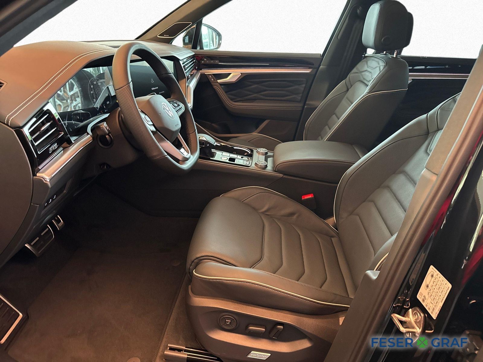 Volkswagen Touareg 3.0 TDI DSG R-LINE AHK DYNADUIO HUD PANO