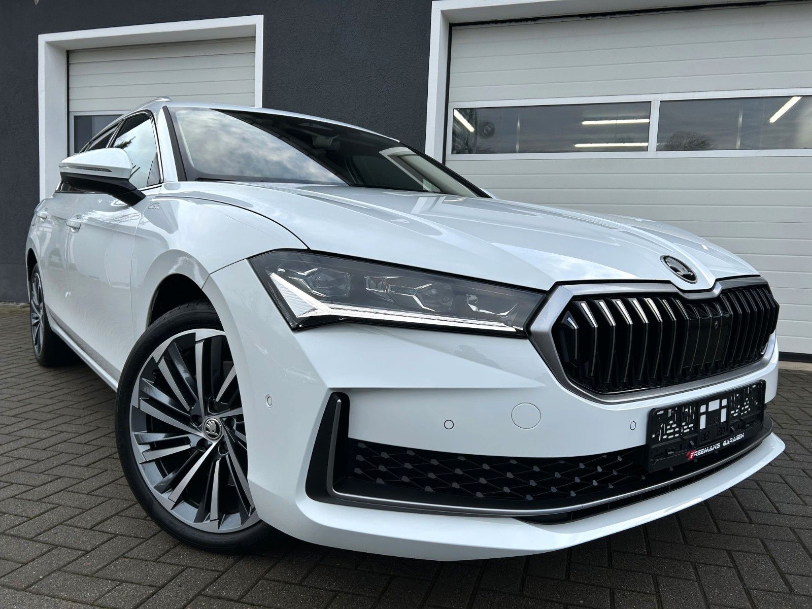 Skoda SUPERB COMBI 4x4 L&K*STHEIZ*VOLL*GARANTIE-2030*