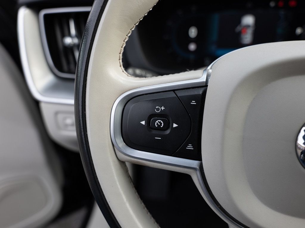 Volvo XC60 B4 Momentum Pro AWD STANDHZ LED PANO 360°