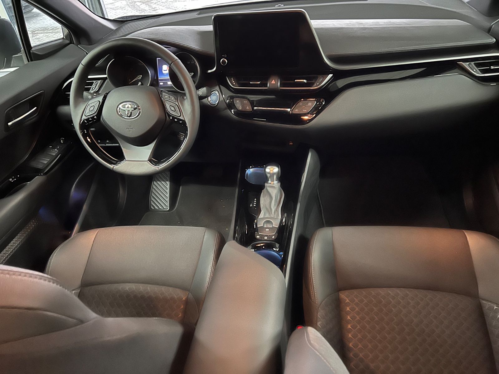 Toyota C-HR Hybrid - Samsaru's Car Outlet