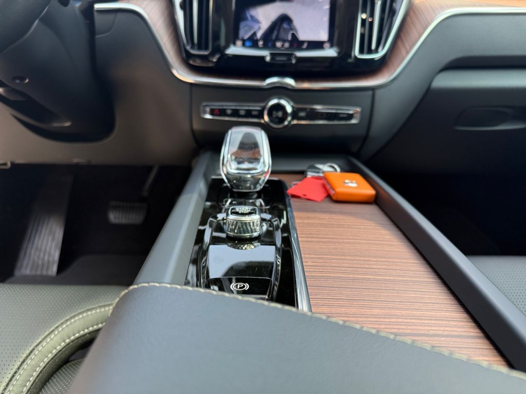 Volvo XC60 T6 AWD Recharge Plus Bright Luftfahrwerk AH