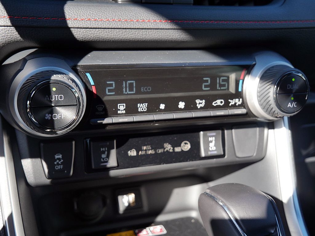 Toyota RAV 4 Plug-in Hybrid 4x4 AHK 1850 KG HUD teampla