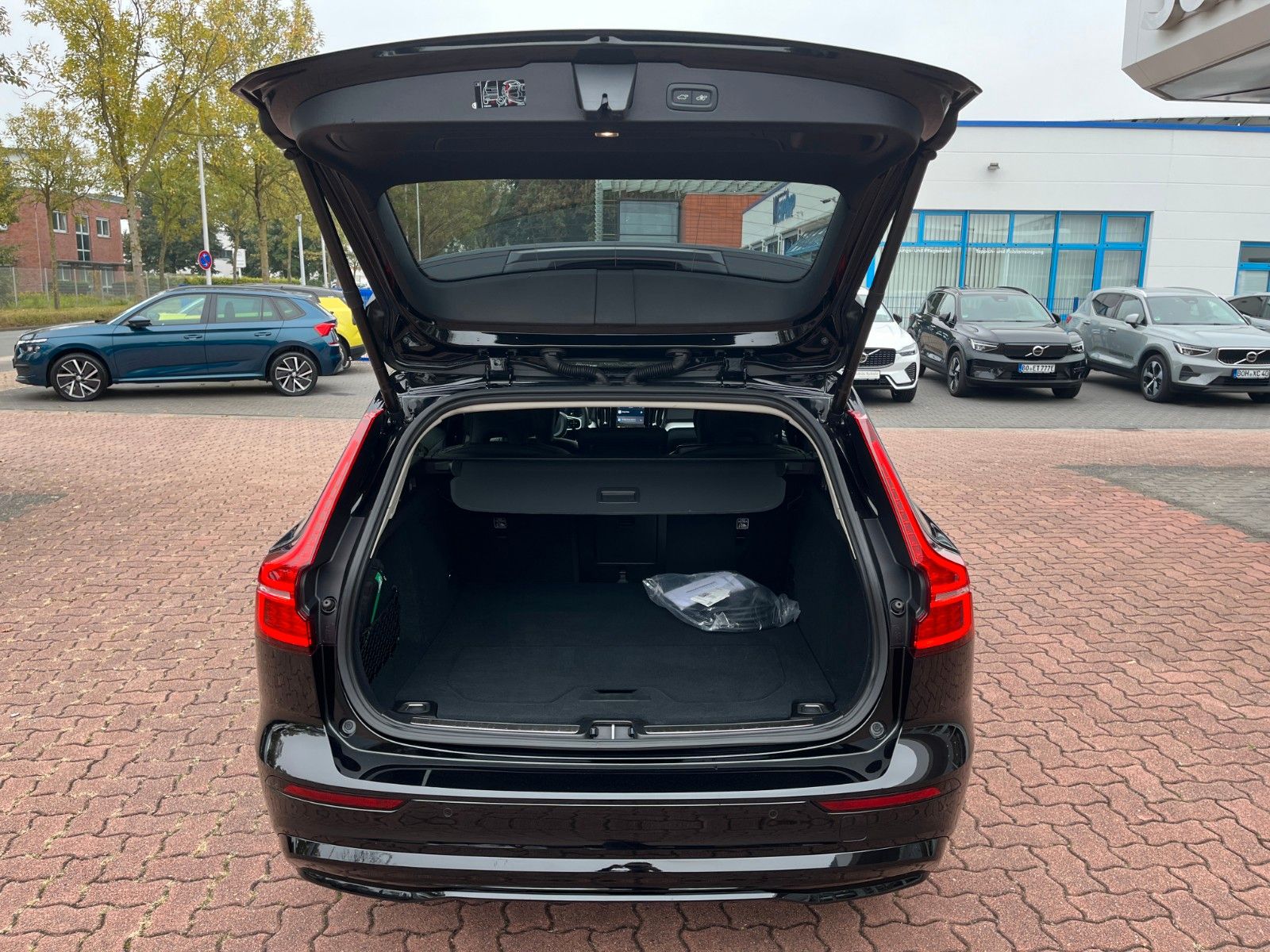 Volvo V60 T6 AWD Plug-in Hybrid Plus Dark Auto