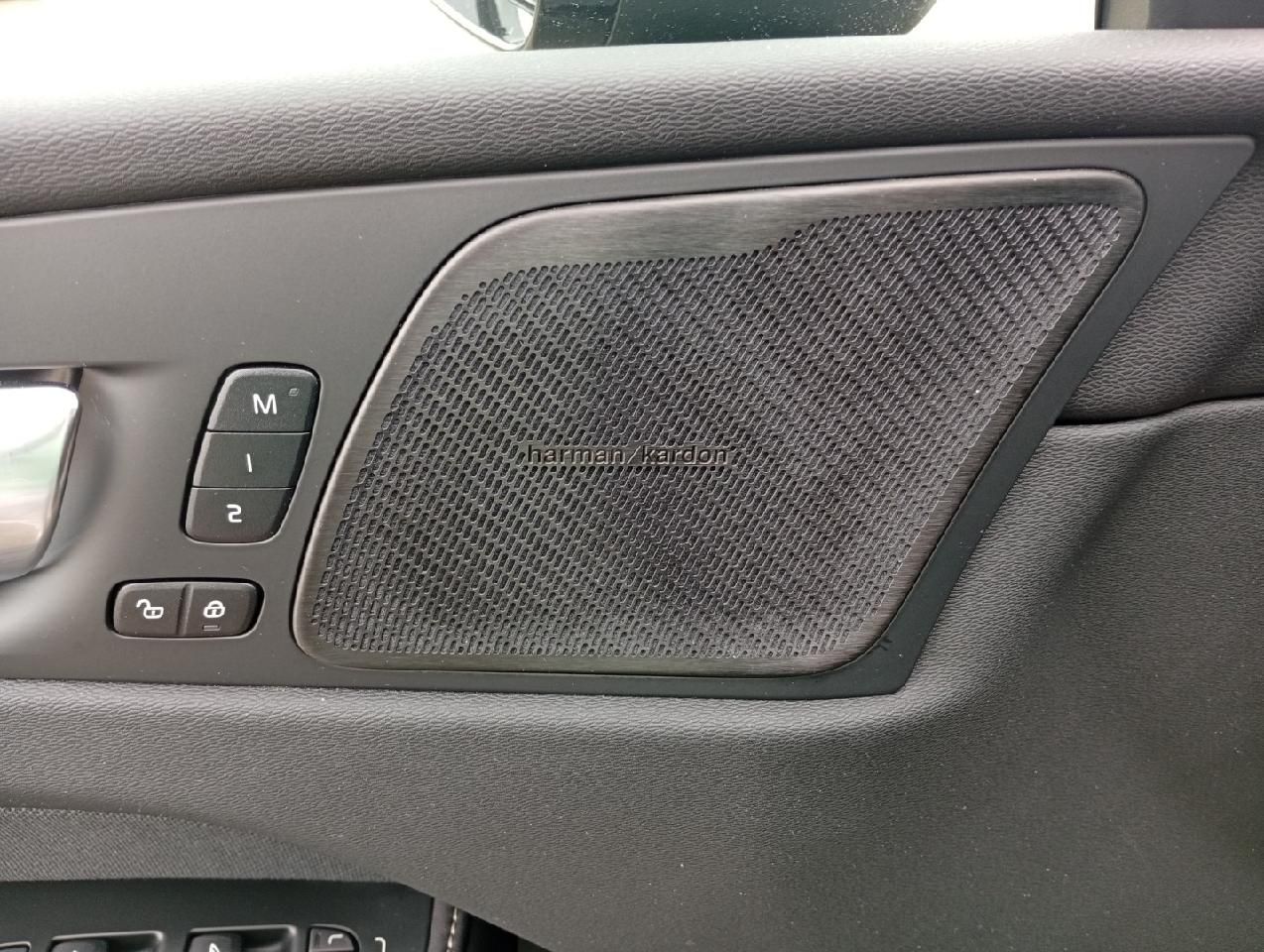 Volvo XC60 B4D Gear. Ultimate Dark AWD/Head-UP/Pano-D.